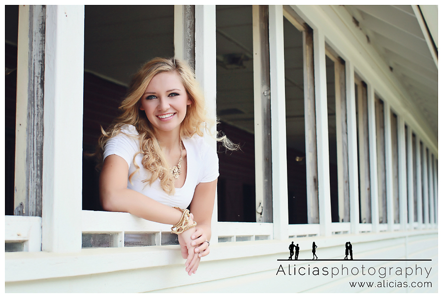 Alicia's Photography shoots a senior session in Naperville 